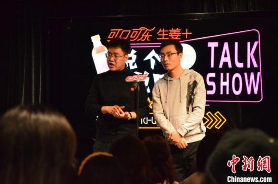 圖為脫口秀演員搭檔表演?！钅?攝