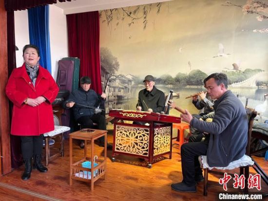圖為蘭州鼓子表演者王常玉登臺演唱，她是這項入列國家級非物質(zhì)文化遺產(chǎn)的曲藝表演者中，為數(shù)不多的女演員。　張煜曼 攝