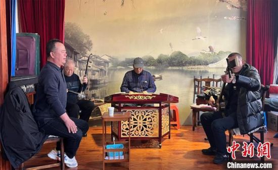 圖為蘭州鼓子愛好者在傳習所內(nèi)互相搭檔上臺演出?！堨下?攝