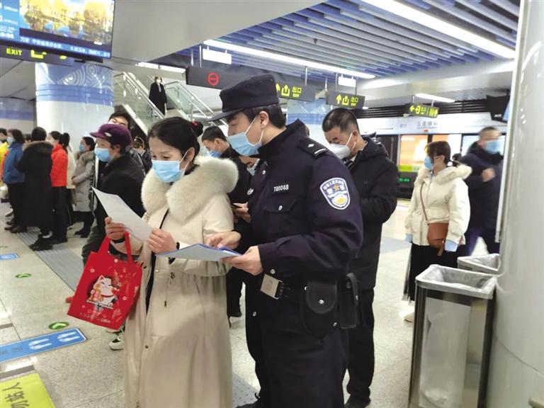 講解詐騙套路 普及“斷卡”常識(shí) 蘭州城關(guān)公安分局、交通治安分局聯(lián)合反詐宣傳進(jìn)地鐵