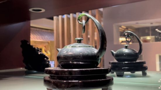 圖為酒泉夜光杯廠里陳列的夜光杯茶藝文化產(chǎn)品——精品懸環(huán)玉壺。王牧雨