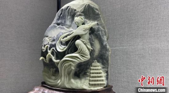 圖為李學(xué)平的玉雕作品?！「攥?攝