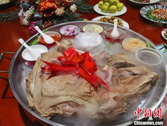 圖為酒泉美食“漢蒸全羊”?！●T志軍 攝