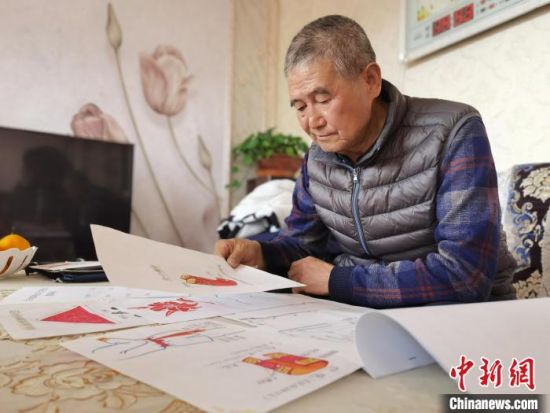 圖為陸鵬飛向記者展示多年帶隊的手寫筆記?！堟?攝