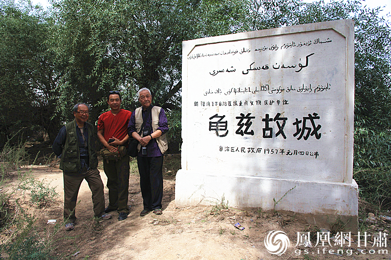 庫車是古代龜茲語，意為“龜茲人的城”，乃絲綢之路重鎮(zhèn)。2016年，蘇朗（右）、文巖（左）等藝術(shù)家前往庫車龜茲故城遺址采風(fēng)。楊文遠(yuǎn) 攝