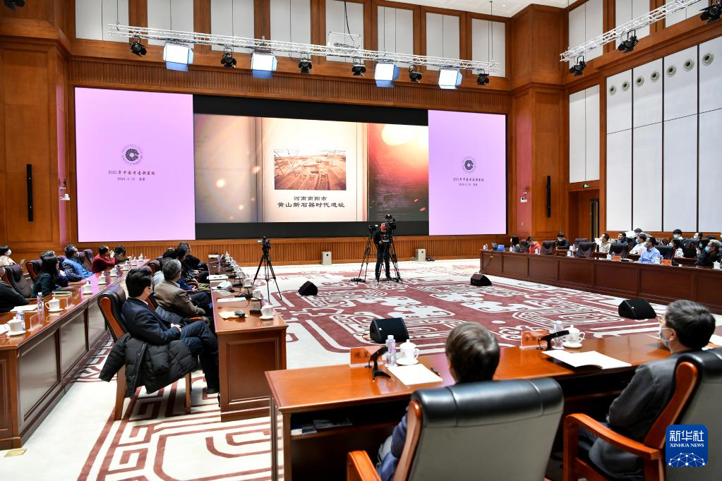 3月18日，在“中國社會(huì)科學(xué)院考古學(xué)論壇·2021年中國考古新發(fā)現(xiàn)”上，參會(huì)人員觀看宣傳視頻。