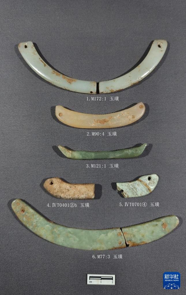 河南南陽市黃山新石器時(shí)代遺址出土的屈家?guī)X文化玉璜（資料圖）。