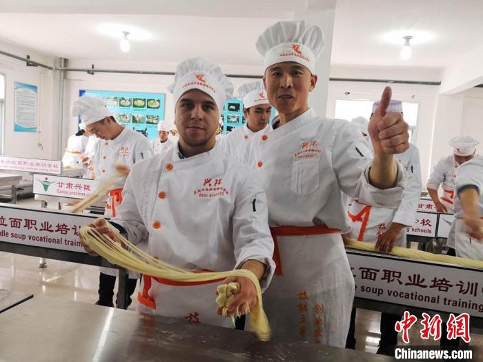 圖為外國留學生學習牛肉面的制作。(資料圖) 史靜靜 攝