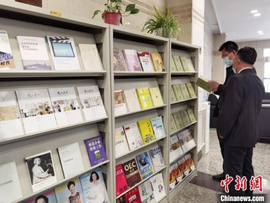 圖為國網(wǎng)甘肅電力黨校的職工書架。　徐雪 攝