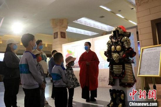 該“唐朝明光鎧”吸引游人圍觀，盡顯中國古代工匠獨特設(shè)計和傳統(tǒng)甲胄文化的魅力?！垥粤?攝