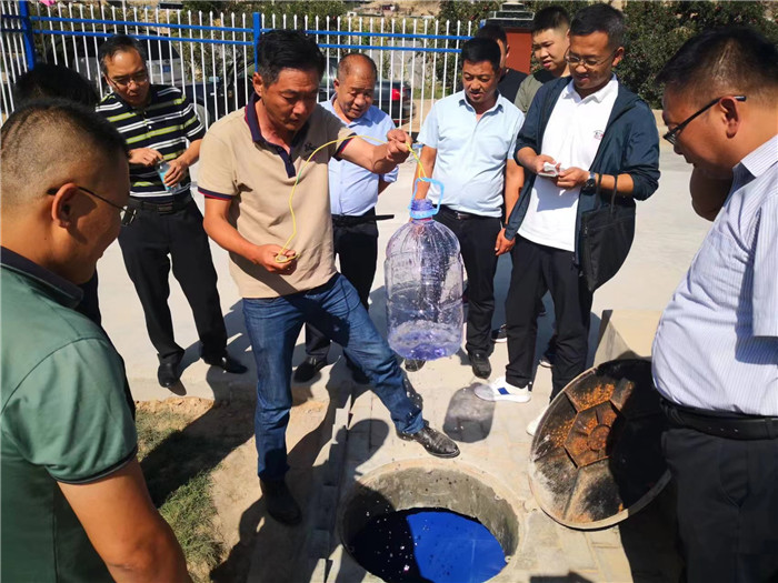 城關區(qū)作風建設督察組赴青白石污水處理站，檢查污水采樣情況。.jpg