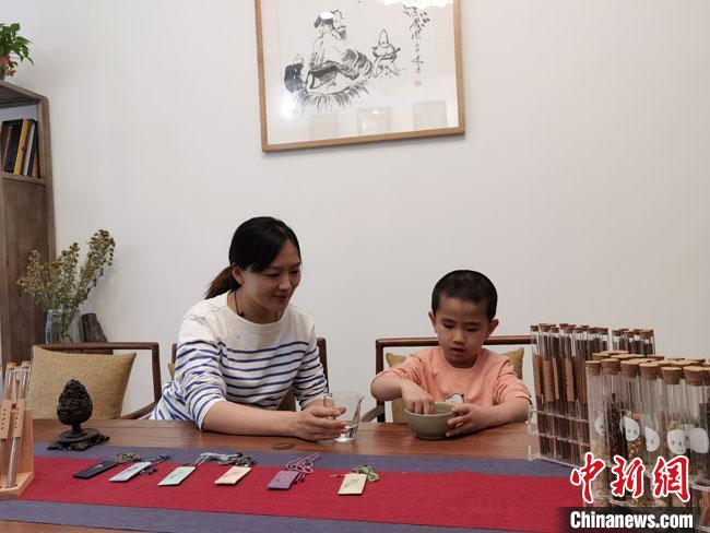 圖為魯雯為小學(xué)員授課和培訓(xùn)。　馮志軍 攝