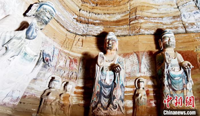 北石窟寺窟內(nèi)造像因受水顯得斑駁?！“瑧c龍 攝