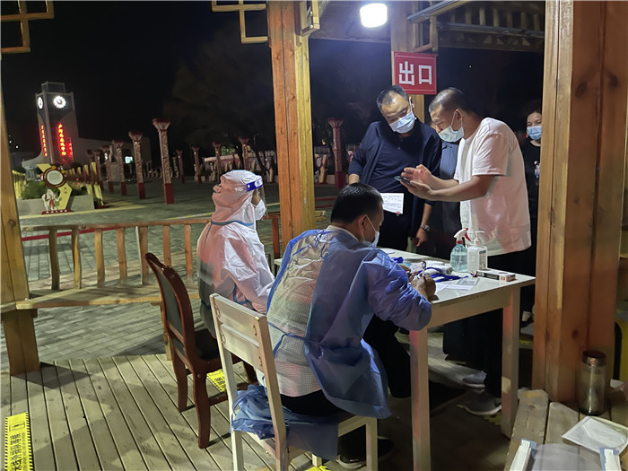 臨夏州紀(jì)委監(jiān)委督查組在廣河縣高速路口監(jiān)督檢查疫情防控措施落實(shí)情況。.jpg