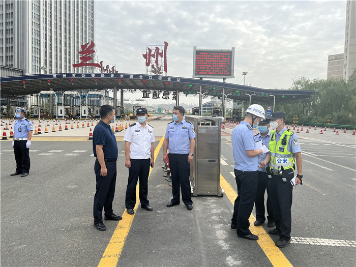 7月13日，蘭州市紀(jì)委監(jiān)委第四監(jiān)督檢查室聯(lián)合市紀(jì)委監(jiān)委派駐市公安局紀(jì)檢監(jiān)察組檢查環(huán)蘭檢查站疫情防控措施落實(shí)情況。.jpg