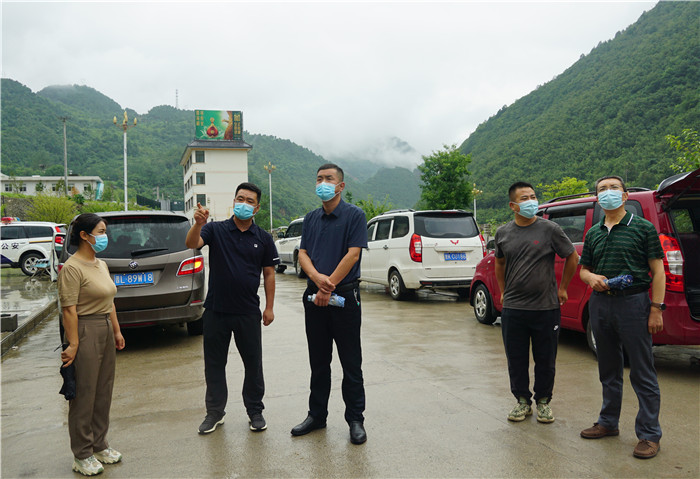 7月13日，隴南市徽縣紀(jì)檢監(jiān)察干部到嘉陵火車(chē)站督查疫情防控工作。張麗娟 攝.JPG