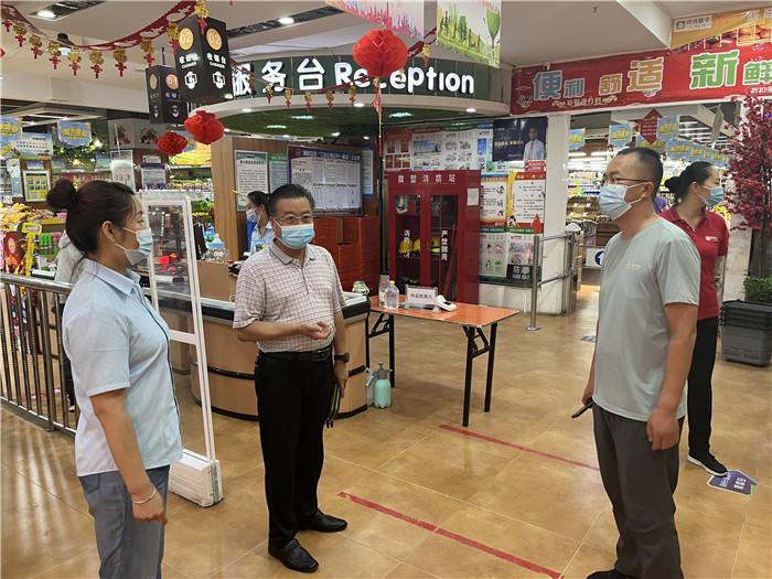 7月15日，酒泉市玉門(mén)市疫情防控督查組在隴商聯(lián)華超市監(jiān)督檢查疫情防控措施落實(shí)情況。 .jpg