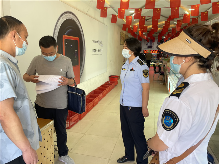 7月20日，定西市漳縣紀(jì)委監(jiān)委駐縣衛(wèi)生健康局紀(jì)檢監(jiān)察組抽調(diào)縣市場(chǎng)監(jiān)管局、衛(wèi)建局工作人員,深入新寺鎮(zhèn)萬(wàn)家超市查看人員出入登記、環(huán)境消殺等。 蔣湘濤 攝.jpg