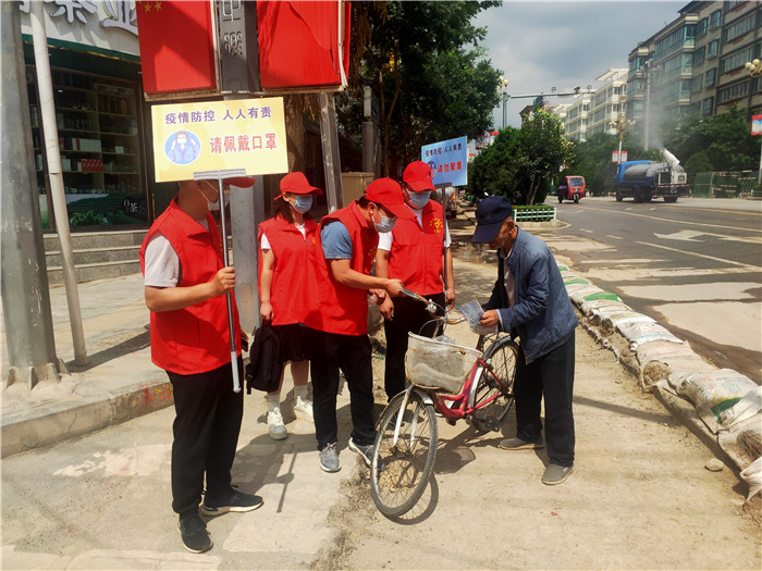 7月21日，定西市通渭縣紀(jì)委監(jiān)委機(jī)關(guān)志愿者在城區(qū)開(kāi)展“不聚集、戴口罩”志愿活動(dòng)。.jpg