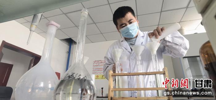 圖為甘肅科技集團(tuán)化工研究院有限責(zé)任公司工作人員正在做實(shí)驗(yàn)。魏建軍 攝
