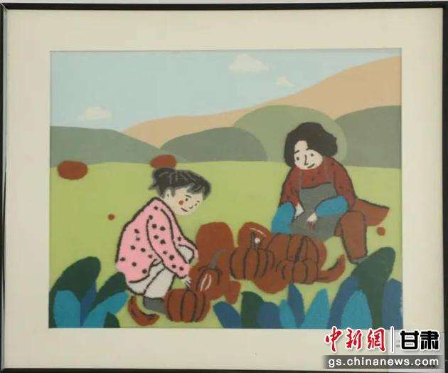嘉峪關(guān)市新城鎮(zhèn)新城村農(nóng)業(yè)產(chǎn)業(yè)園區(qū)內(nèi)，母女兩人在摘南瓜。刺繡 馬艾米乃 繡稿 敬紅霞