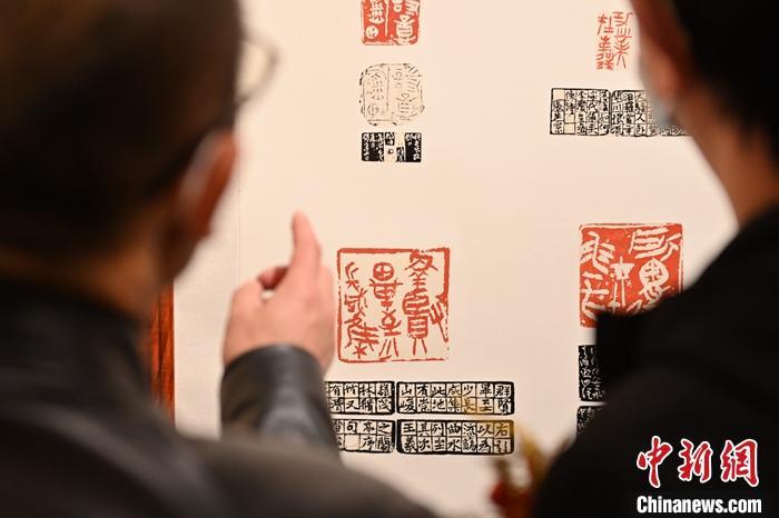 圖為甘肅蘭州，參展作品吸引參觀者。 中新社記者 李亞龍 攝