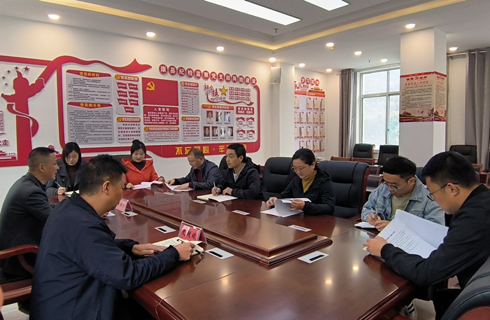 10月19日，康縣紀(jì)委監(jiān)委組織部分班子成員，辦公室、信訪室、案管室、審理室、紀(jì)檢監(jiān)察室等相關(guān)工作人員開展黨的二十大報(bào)告專題討論。.jpg