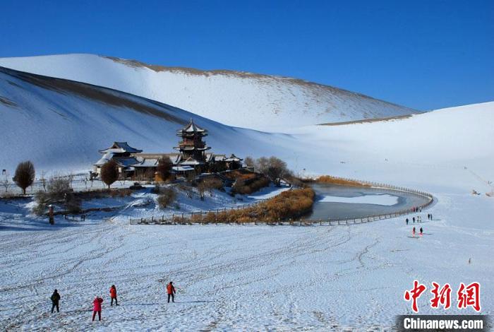 敦煌市鳴沙山月牙泉雪景如畫。(資料圖) 張曉亮 　攝