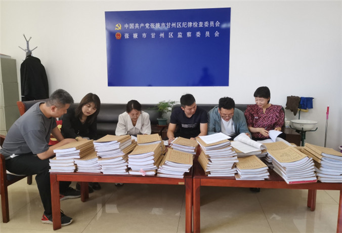 甘州區(qū)紀(jì)檢監(jiān)察干部會(huì)同財(cái)政、審計(jì)工作人員開展玉米制種款管理使用清查工作.jpg