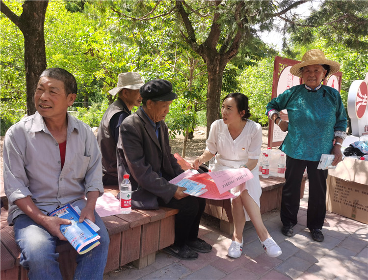5.宕昌縣新城子藏族鄉(xiāng)紀(jì)委開展信訪舉報(bào)宣傳，幫助廣大基層黨員干部提高黨紀(jì)法規(guī)意識(shí).jpg