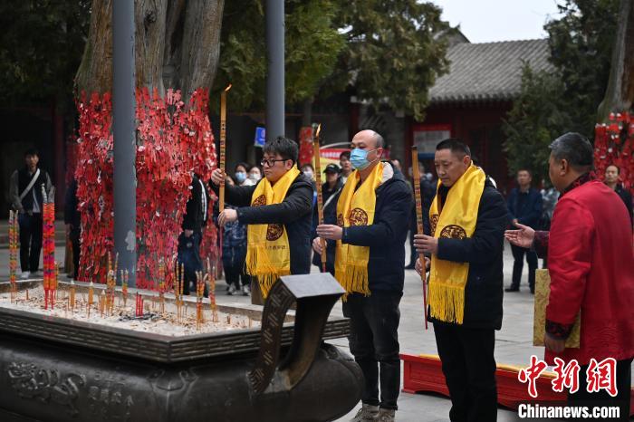 在甘肅天水市伏羲廟內(nèi)，參祭者雙手持香，祭拜人文始祖伏羲?！±顏嘄?攝