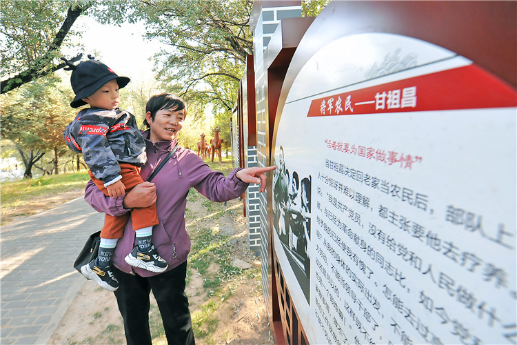 嘉峪關(guān)市紀委監(jiān)委通過實施“政治鑄廉、教育促廉、文化育廉、陣地助廉、監(jiān)督固廉”等“五廉”行動，深入推進新時代廉潔文化建設(shè)。圖為市民在迎賓湖絲路廉潔文化主題公園“勤廉楷模墻”接受廉潔文化教育。.jpg