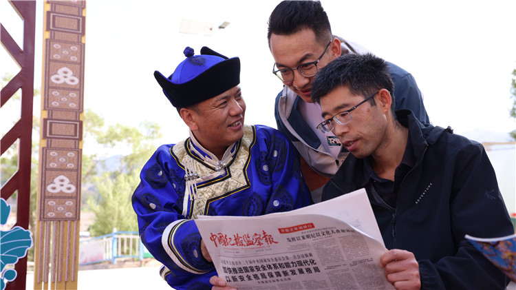 2023年6月8日，甘肅省張掖市肅南裕固族自治縣紅灣寺鎮(zhèn)紀委工作人員在一小區(qū)廉政文化主題廣場與社區(qū)居民拉家常，宣傳廉潔知識，共話廉潔文化.jpg
