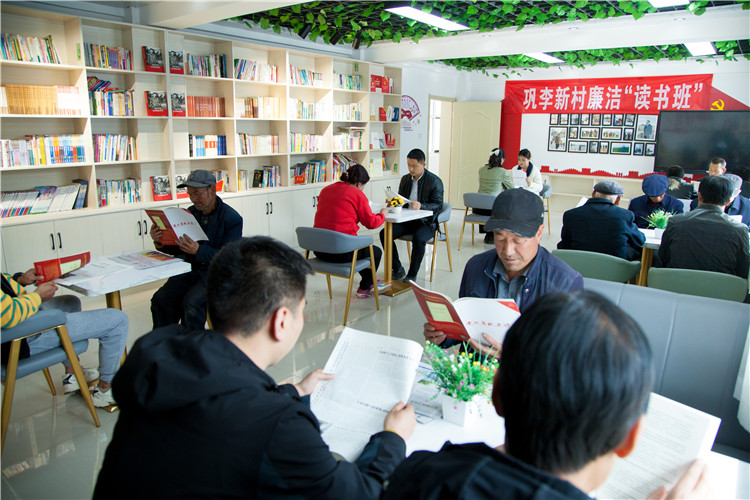 隴南市禮縣開展廉潔書籍進農(nóng)家書屋活動，圖為羅壩鎮(zhèn)鞏李新村舉辦的“廉潔讀書班”。.jpg