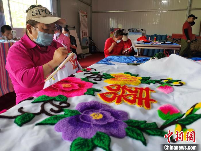 圖為婦女制作青繡。　張?zhí)砀?攝