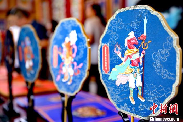 圖為唐卡延伸產(chǎn)品?！⊙Φ?攝