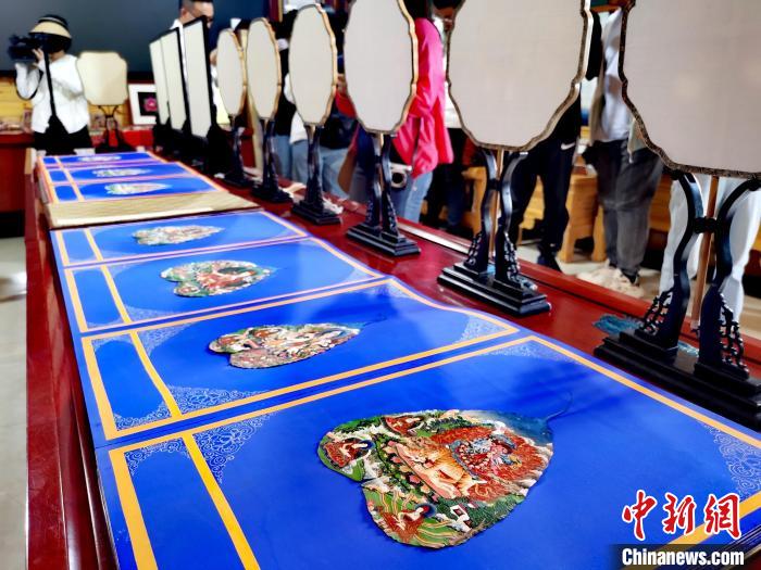 圖為唐卡延伸產(chǎn)品?！?zhí)砀?攝