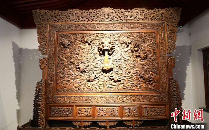 圖為青海永錄民俗博物館內(nèi)珍藏的中式家具。　薛蒂 攝