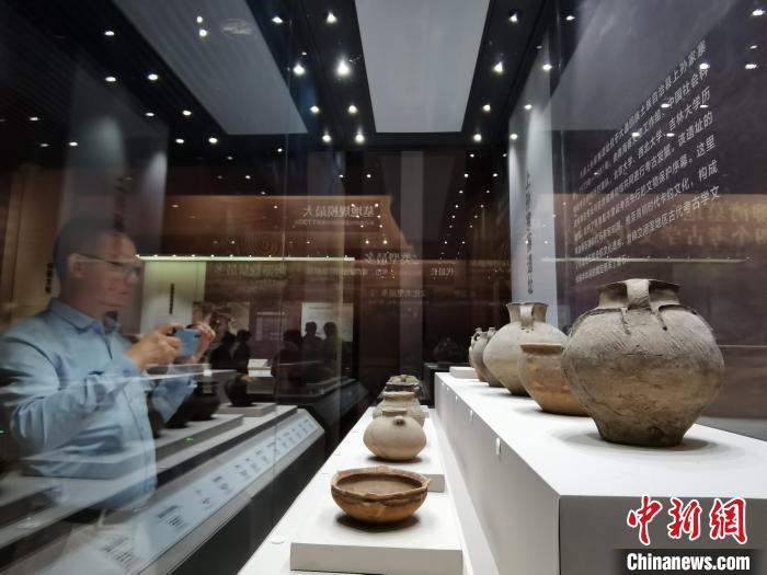 圖為河湟文化博物館展陳的陶器?！?zhí)砀?攝