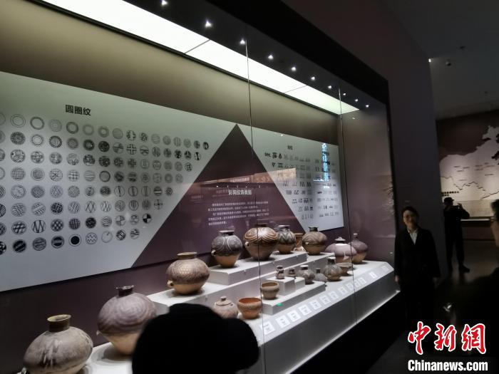 圖為河湟文化博物館展示的當(dāng)?shù)爻鐾敛侍盏募y飾類別?！?zhí)砀?攝