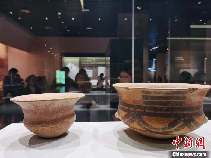 圖為河湟文化博物館展陳的陶器?！?zhí)砀?攝