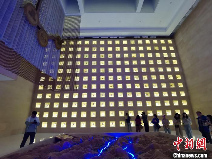 圖為河湟文化博物館序廳的左右彩陶墻放置的374件彩陶?！?zhí)砀?攝