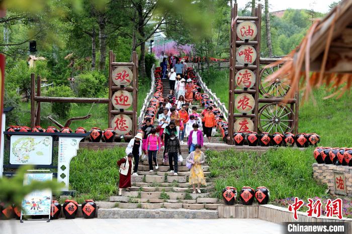 圖為油嘴灣生態(tài)文化景區(qū)的游客?！⊙Φ?攝