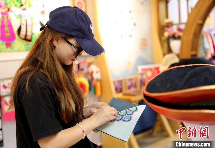 圖為民眾體驗(yàn)國(guó)家級(jí)非遺項(xiàng)目盤(pán)繡技藝?！⊙Φ?攝