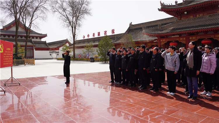 4月6日，為傳承弘揚革命英烈精神，教育引導(dǎo)紀(jì)檢監(jiān)察干部筑牢信仰之基、補足精神之鈣、把穩(wěn)思想之舵，永葆忠誠干凈擔(dān)當(dāng)?shù)恼伪旧?。市紀(jì)委監(jiān)委組織紀(jì)檢監(jiān)察干部赴靜寧縣界石鋪紅軍長征紀(jì)念館和莊浪縣梯田紀(jì)念館開展廉政教育和革命傳統(tǒng)教育。.jpg