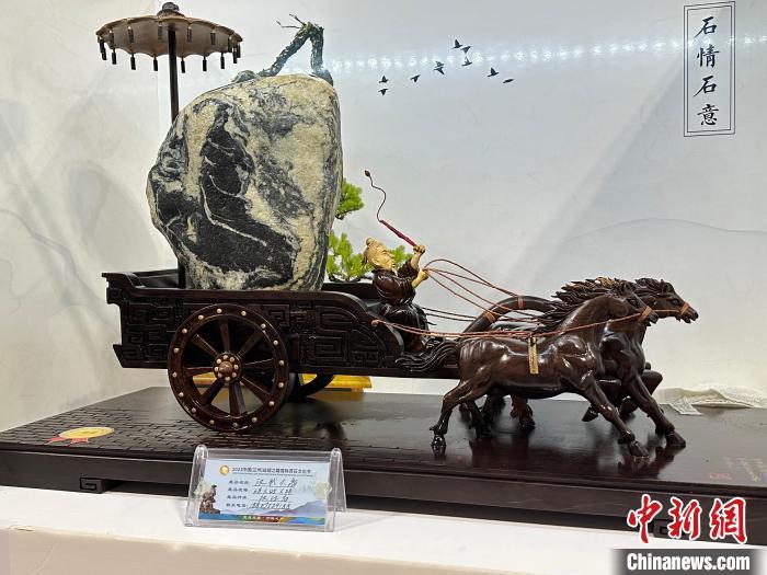 8月3日——7日，2023中國(蘭州)絲綢之路國際賞石文化節(jié)在甘肅國際會展中心舉行。圖為名為《漢武大帝》的黃河石。楊娜 攝</p><p>