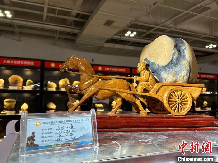8月3日——7日，2023中國(蘭州)絲綢之路國際賞石文化節(jié)在甘肅國際會展中心舉行。圖為黃河石擺件《千古一帝》。楊娜 攝</p><p>