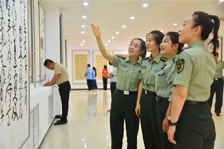 觀眾在南梁革命紀(jì)念館參觀甘肅省廉潔文化美術(shù)、書法、設(shè)計作品展.jpg