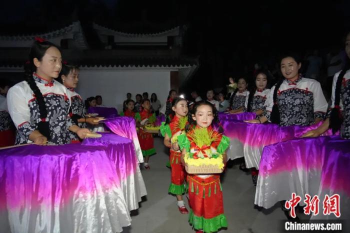 甘肅省西和縣姜席鎮(zhèn)晚霞湖畔，當(dāng)?shù)孛耖g舉行盛大的乞巧儀式。魏朵朵 攝