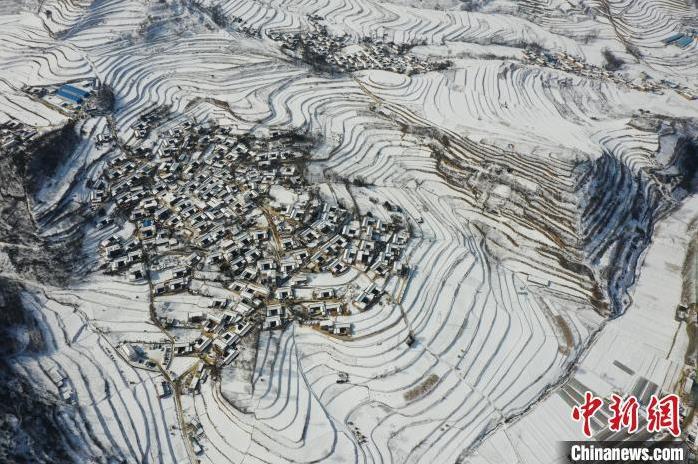 圖為航拍甘肅隴南市西和縣的“雪后鄉(xiāng)村”。(資料圖)張平良 攝